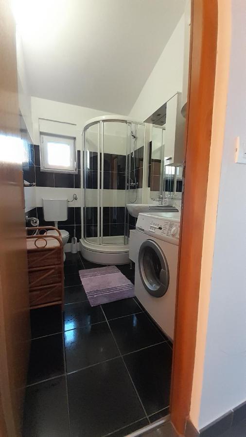 Apartmani Ivankovic Karlobag Exterior foto