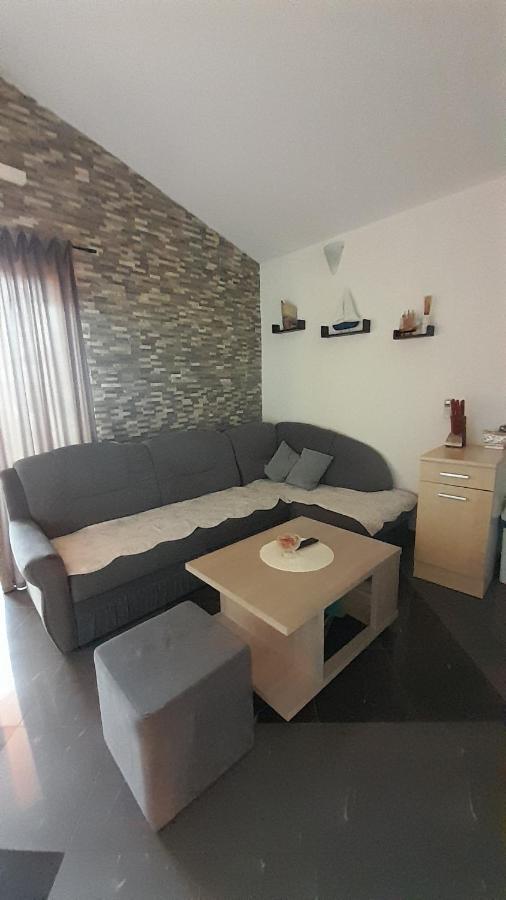 Apartmani Ivankovic Karlobag Exterior foto