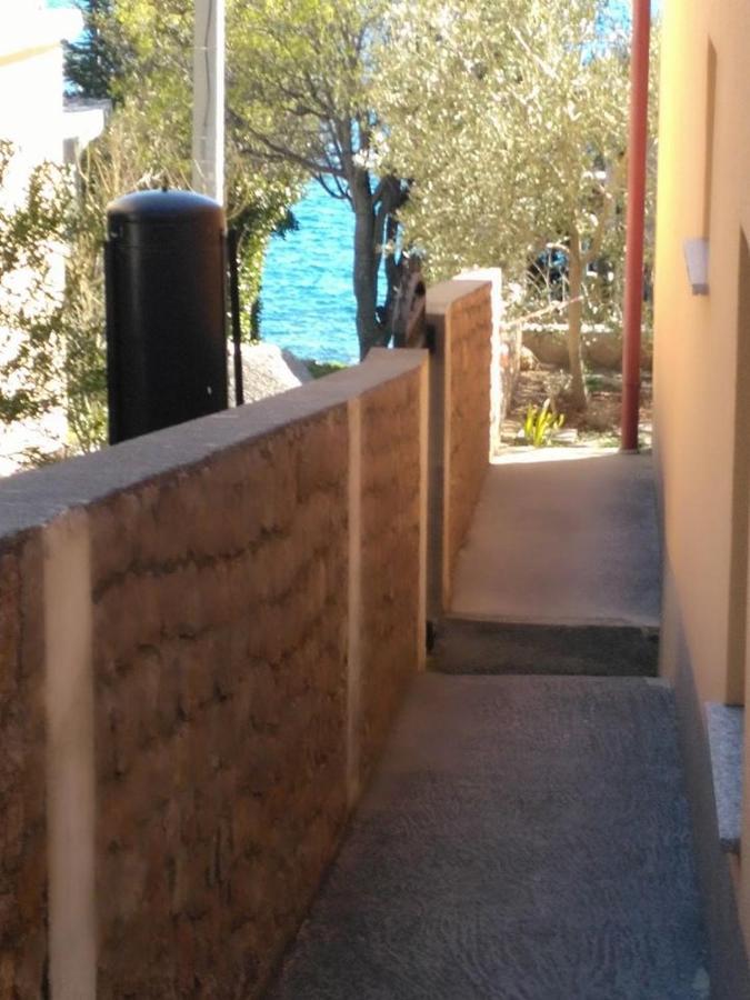 Apartmani Ivankovic Karlobag Exterior foto