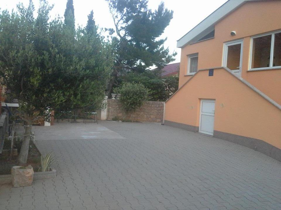 Apartmani Ivankovic Karlobag Exterior foto