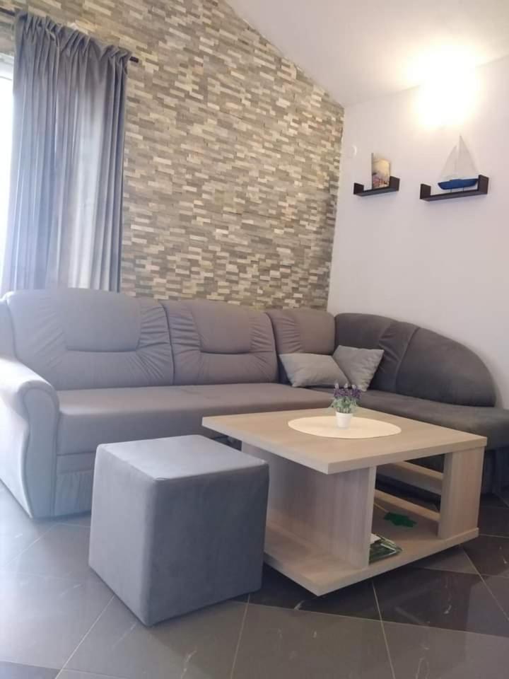 Apartmani Ivankovic Karlobag Zimmer foto